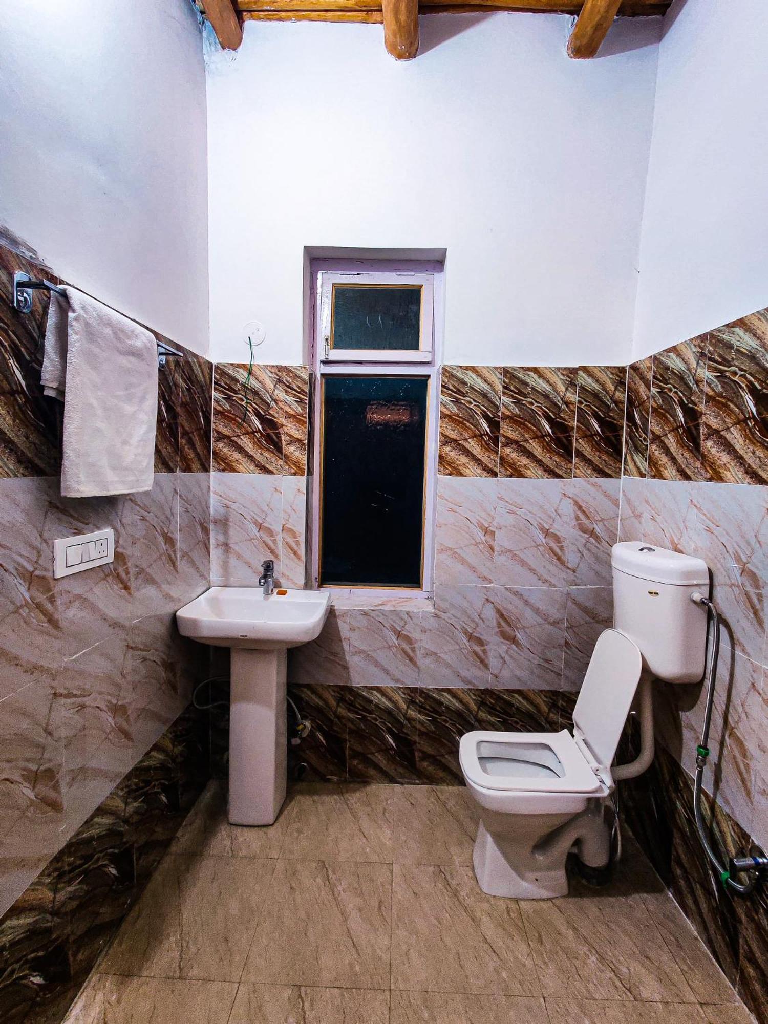 Traveller Nest Hotel Deskit Ngoại thất bức ảnh