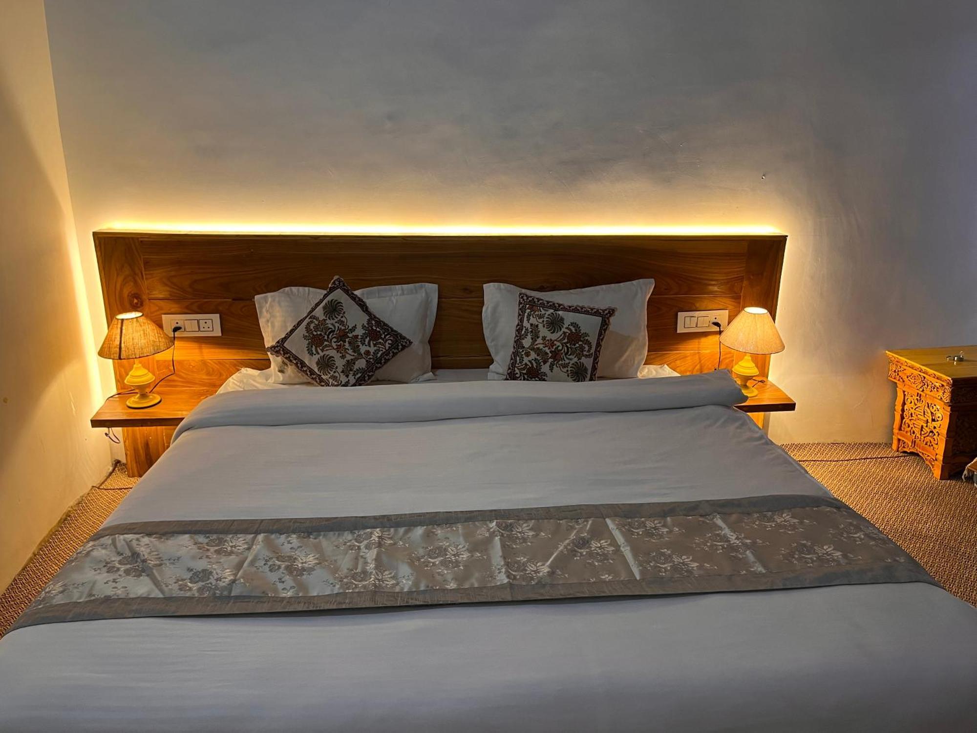 Traveller Nest Hotel Deskit Ngoại thất bức ảnh