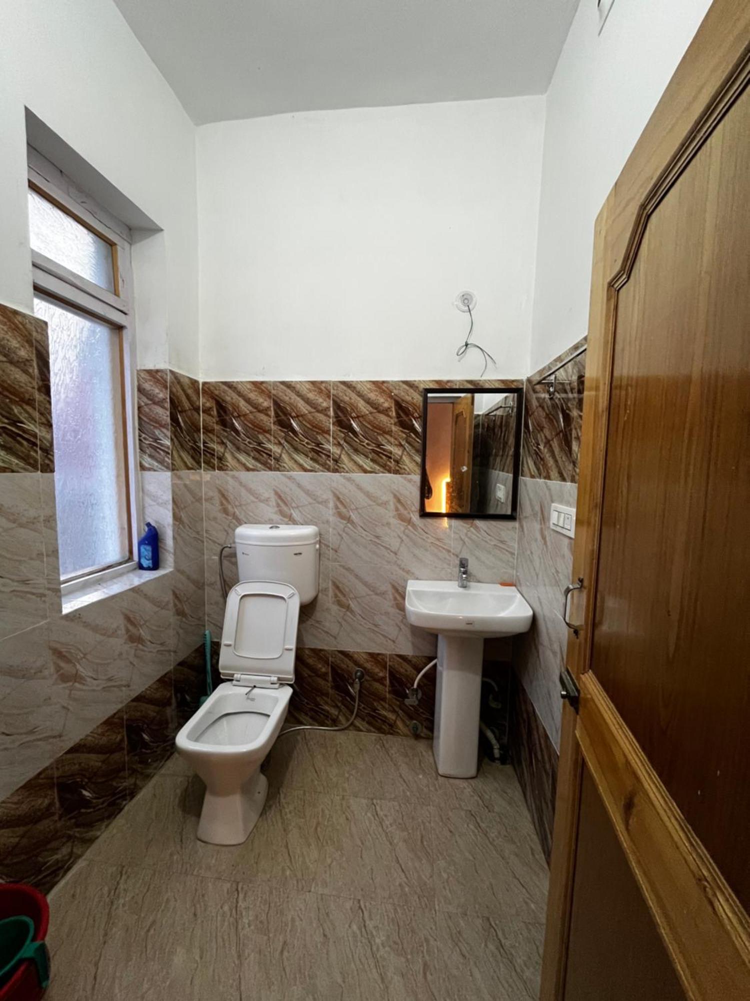 Traveller Nest Hotel Deskit Ngoại thất bức ảnh